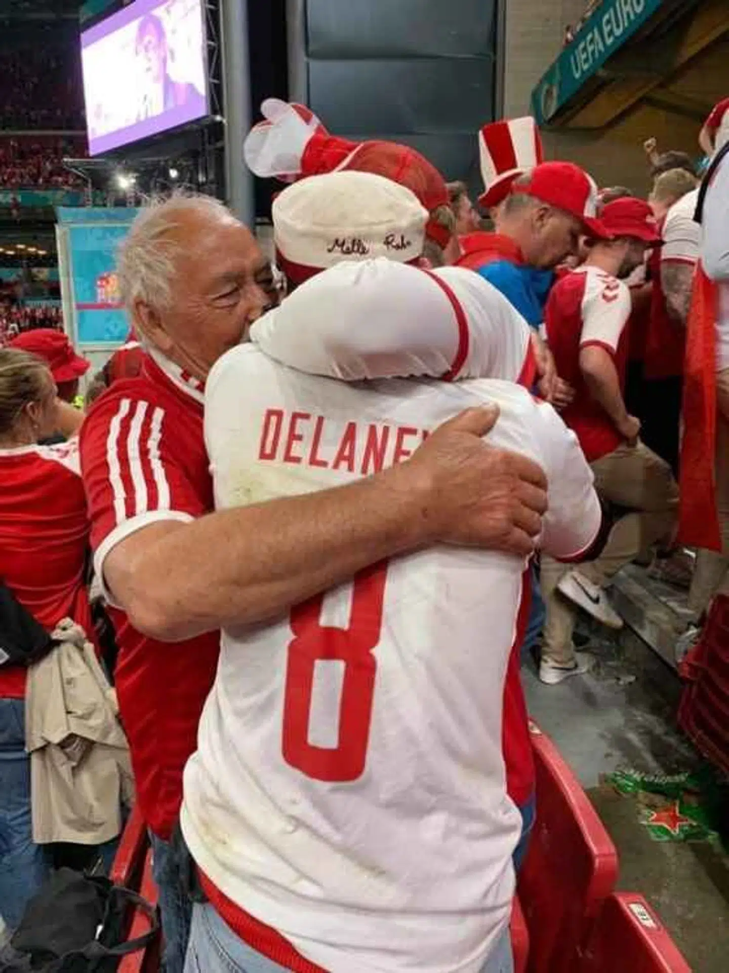 Lykken var stor hos Malte Rahm, da han fik både en trøje og sin hue tilbage.