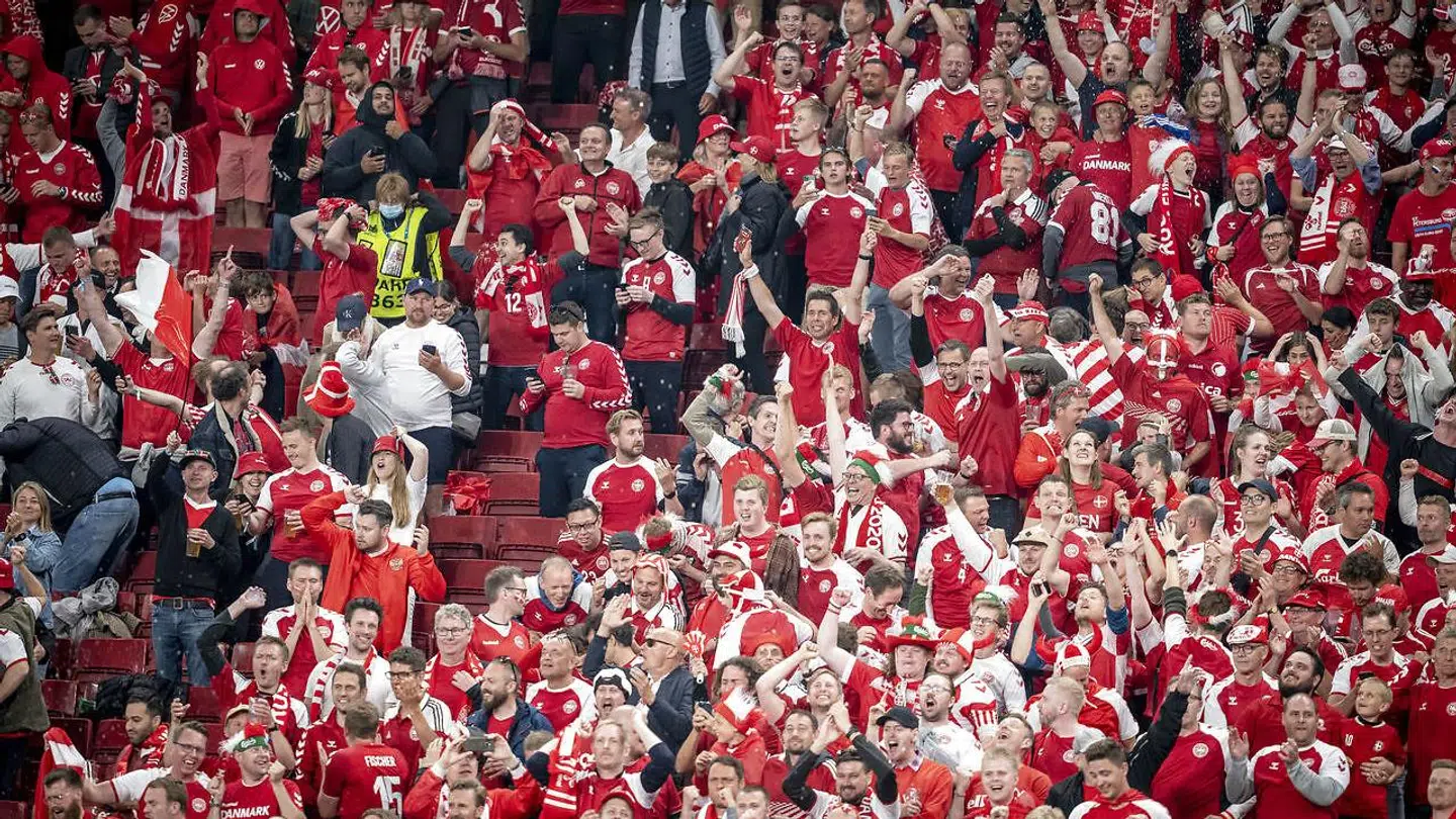 Fans under EM-kampen mellem Danmark og Rusland i Parken i København.