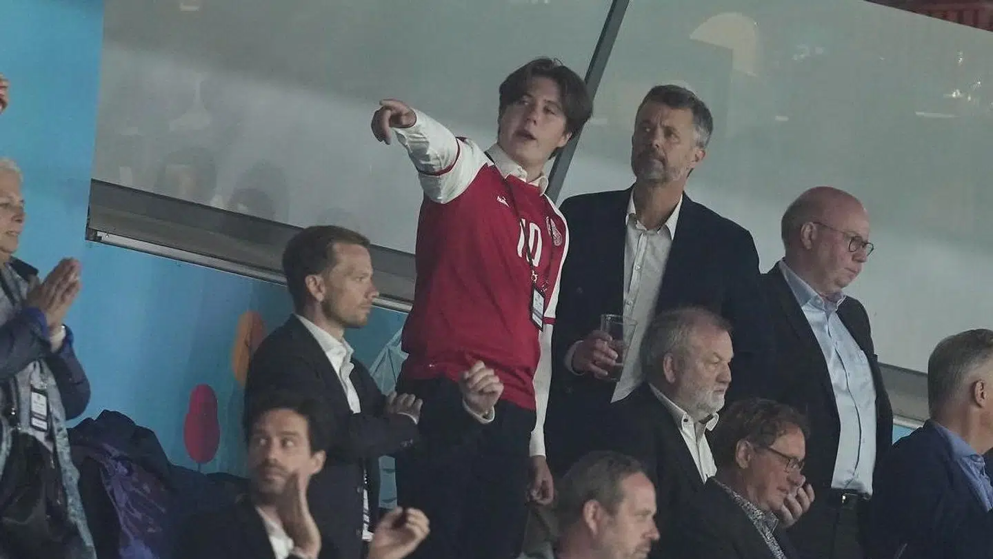 Prins Christian iført en dansk landsholdstrøje med nummer 10 på. I Parken mandag aften med sin far, kronprins Frederik.