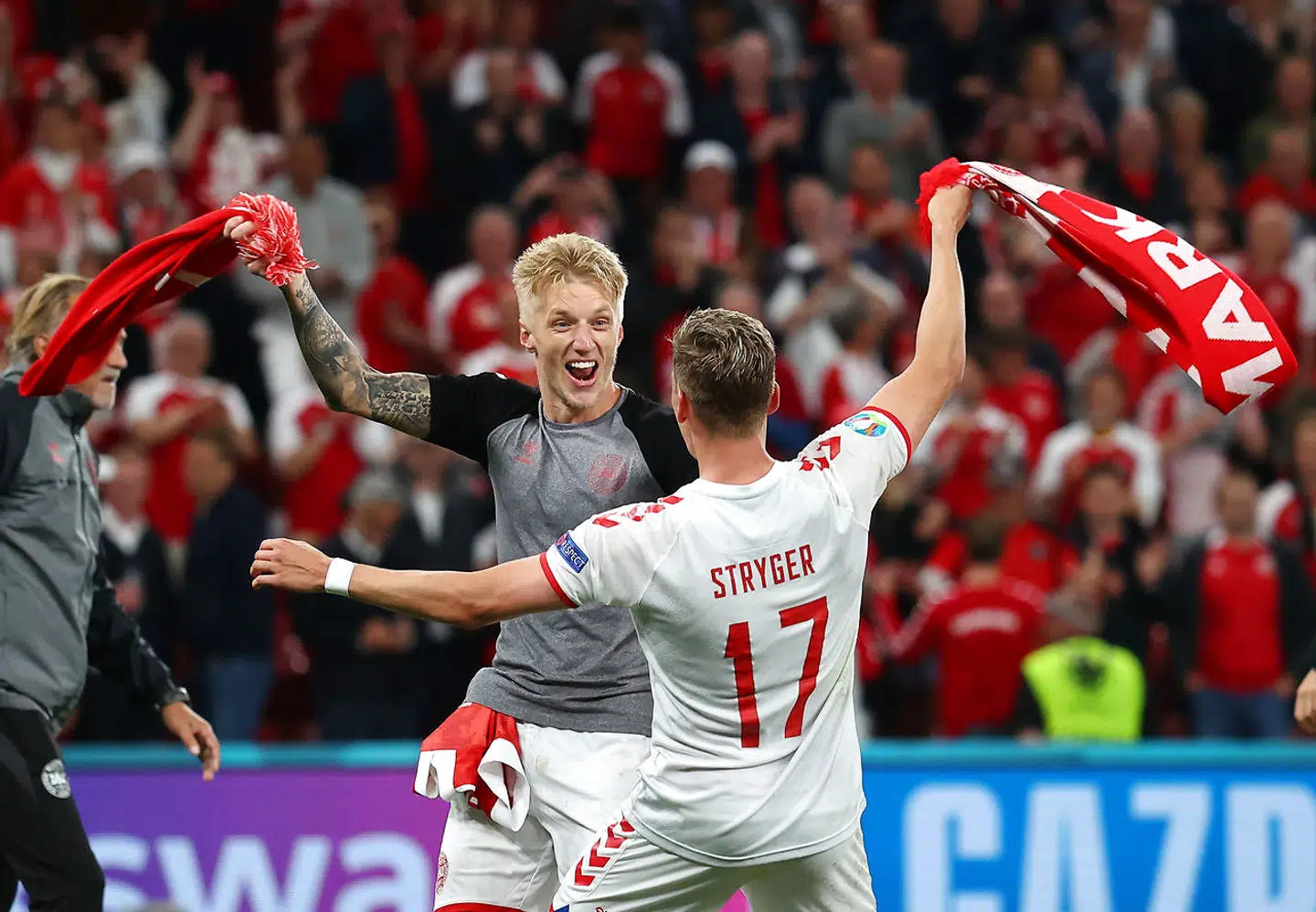 Jens Stryger fejrer Danmarks kvalifikation med Daniel Wass.