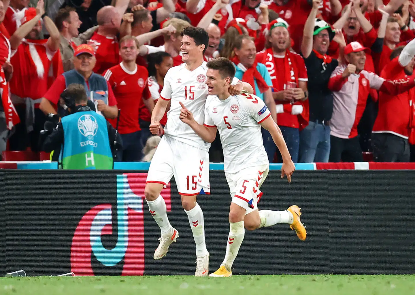 Christian Nørgaard (tv.) fejrer Joakim Mæhles 4-1-scoring mod Rusland.