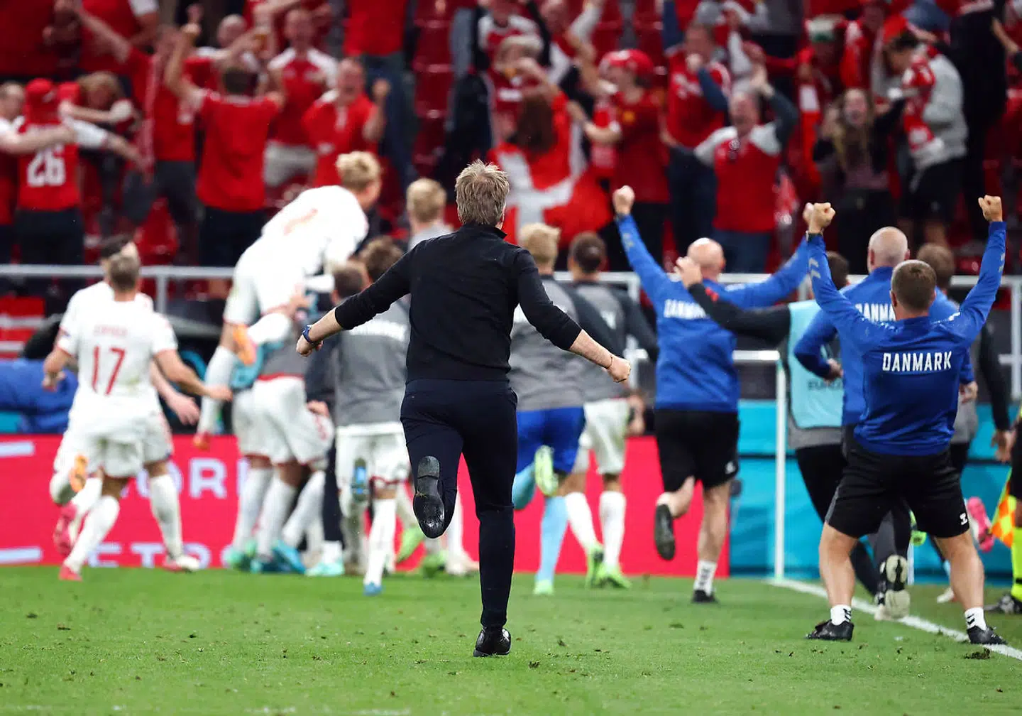 Kasper Hjulmand ville ned for at juble ved ACs scoring.