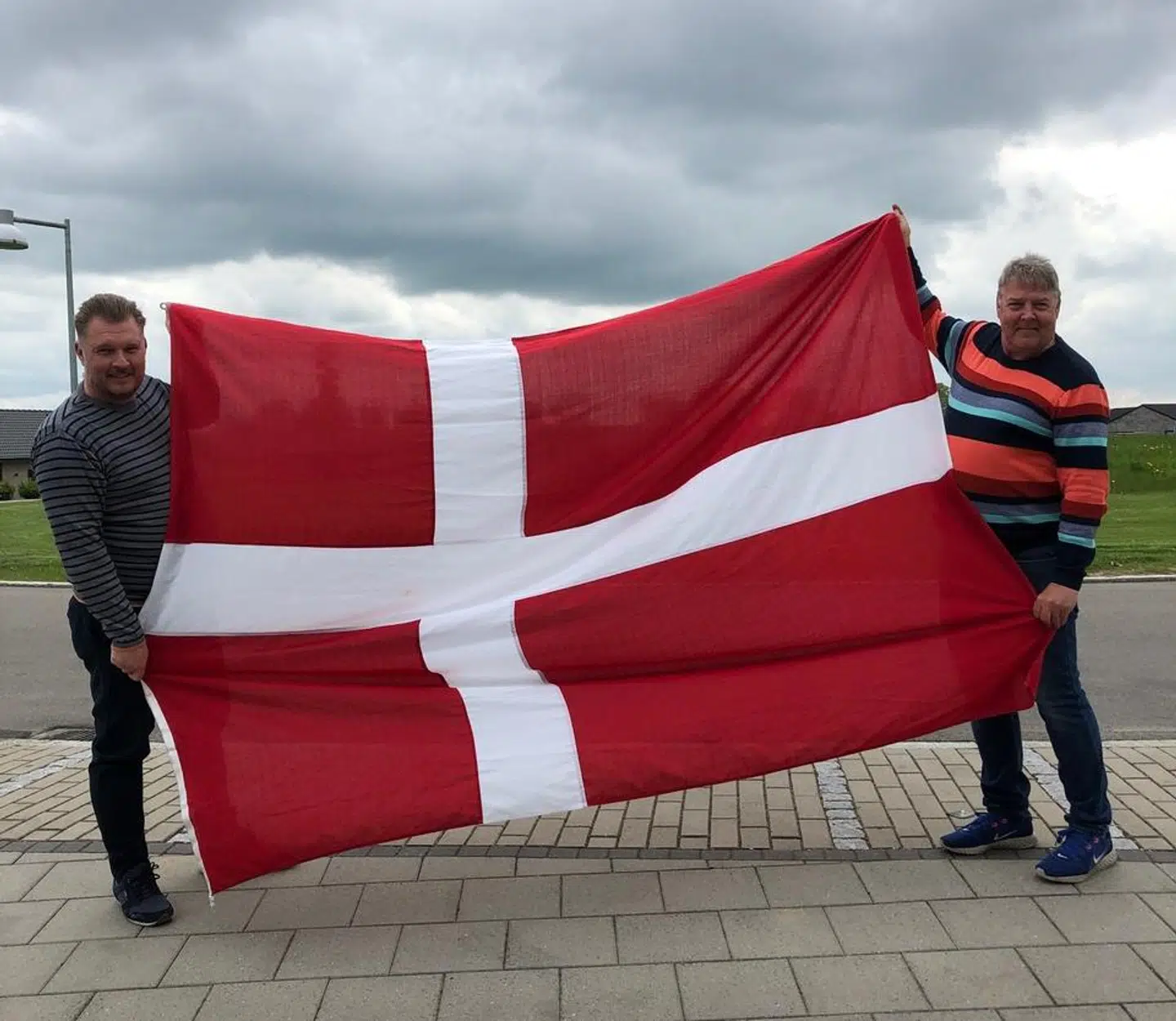 Brian Gorm Hintz (Til højre) og nabo Søren flager også for Danmark under EM-slutrunden.