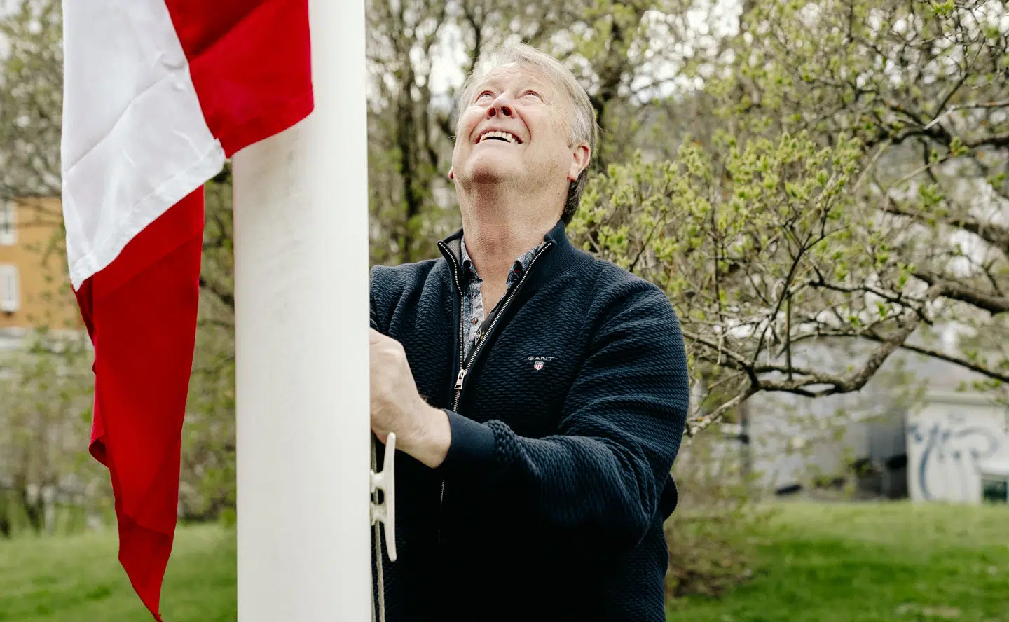 Gør som B.T.s faste EM-kommentator Åge Hareide. Flag for Danmark under hele slutrunden!
