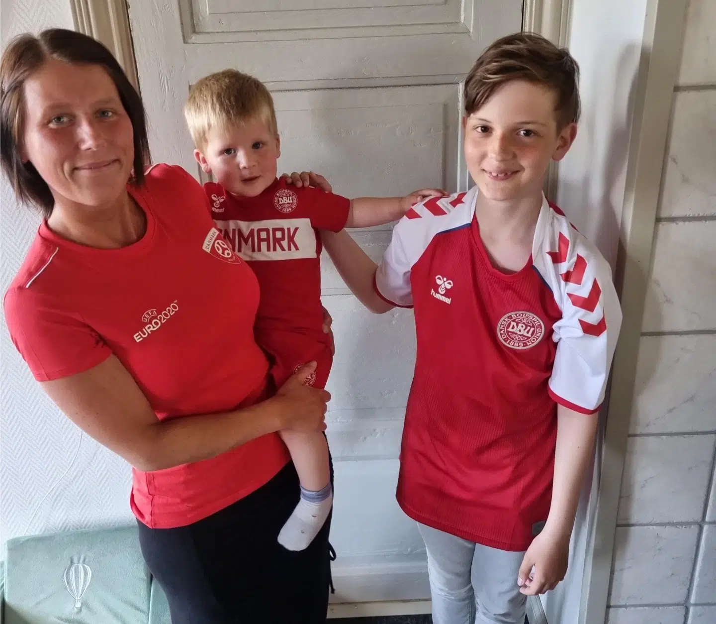 Signe Jensen og familien hepper.