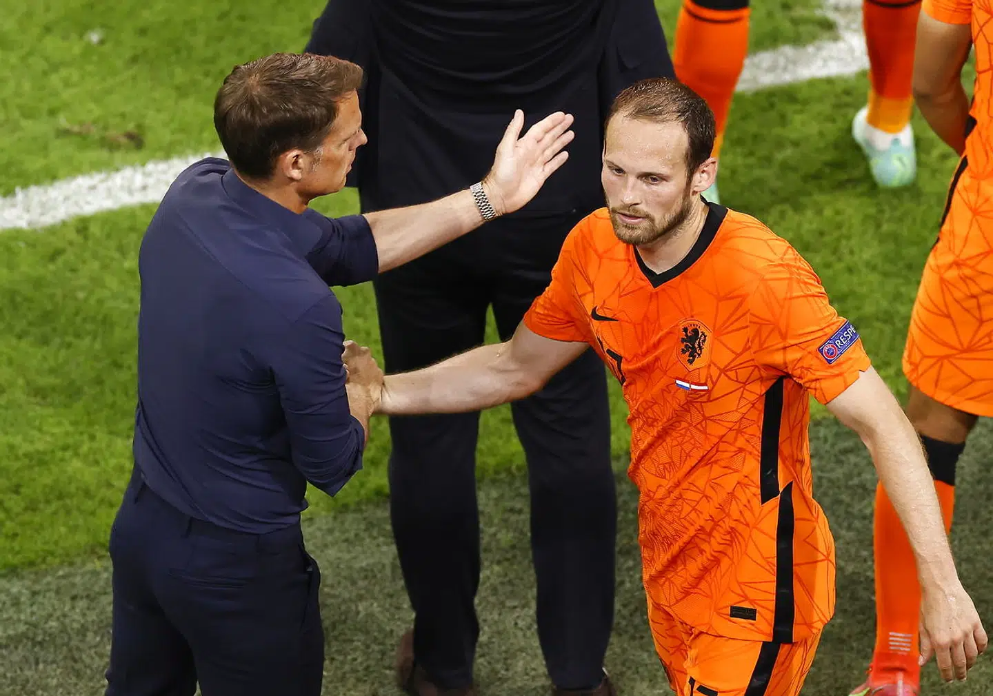 epa09281226 Netherlands head coach Frank de Boer (L) and Daley Blind (R) react during the UEFA EURO 2020 preliminary round group C soccer match between the Netherlands and Austria in Amsterdam, Netherlands, 17 June 2021. EPA/Koen van Weel / POOL (RESTRICTIONS: For editorial news reporting purposes only. Images must appear as still images and must not emulate match action video footage. Photographs published in online publications shall have an interval of at least 20 seconds between the posting.)