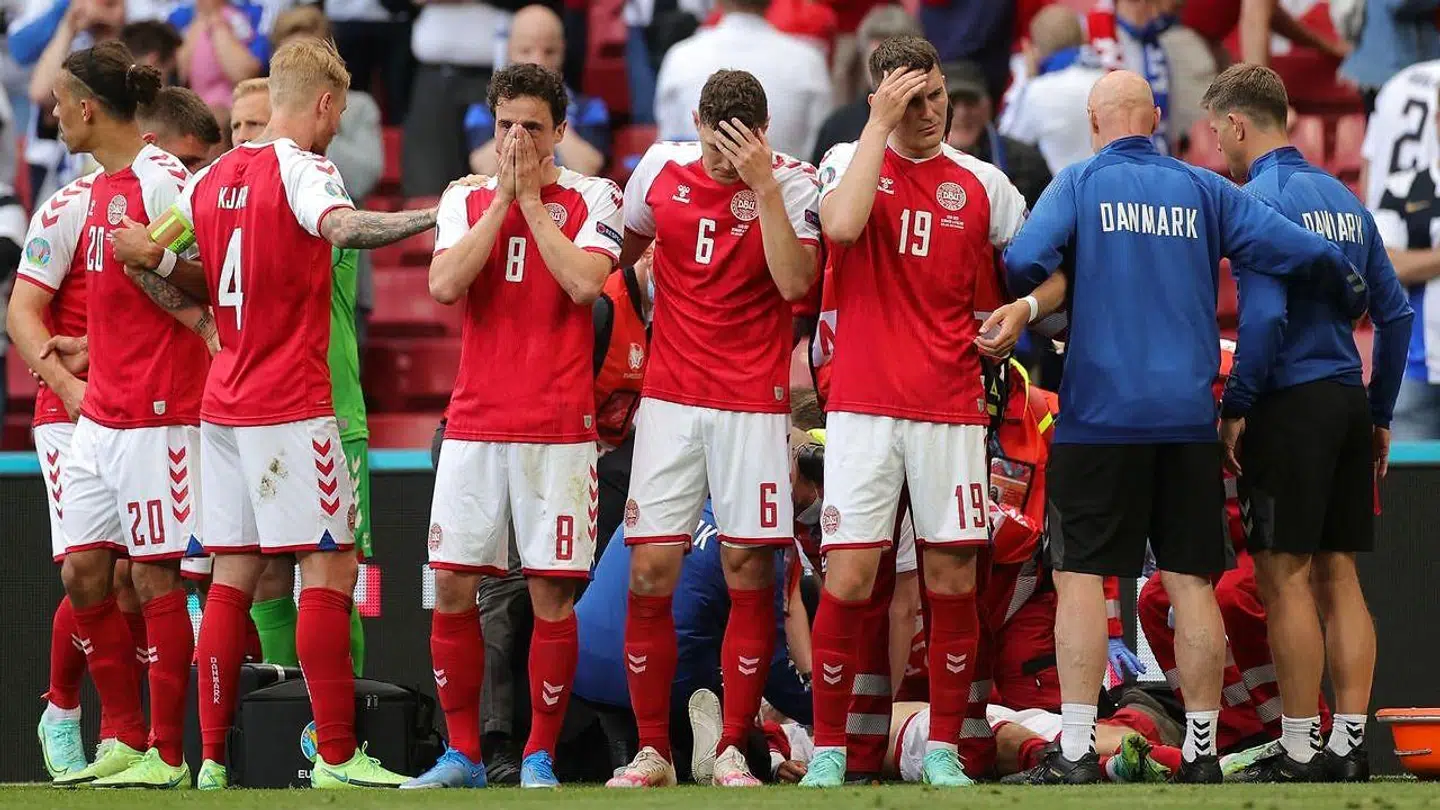 De danske landsholdspillere i ring om en kollapset Christian Eriksen på banen i Parken lørdag 12. juni.