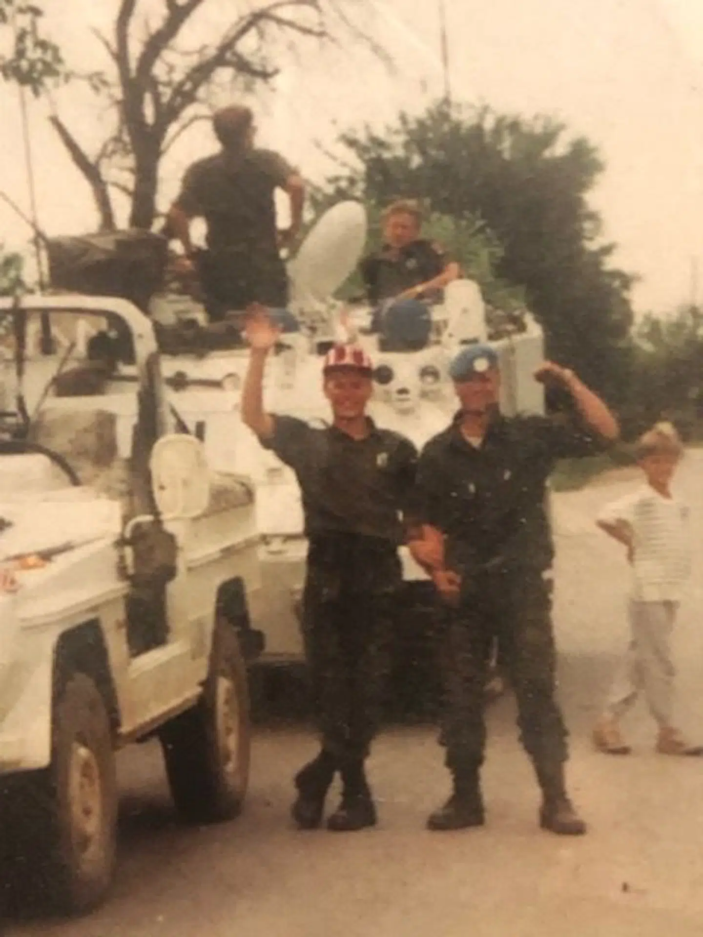 Jan Leth iført klaphat i Jugoslavien dagen efter Danmark har vundet EM.