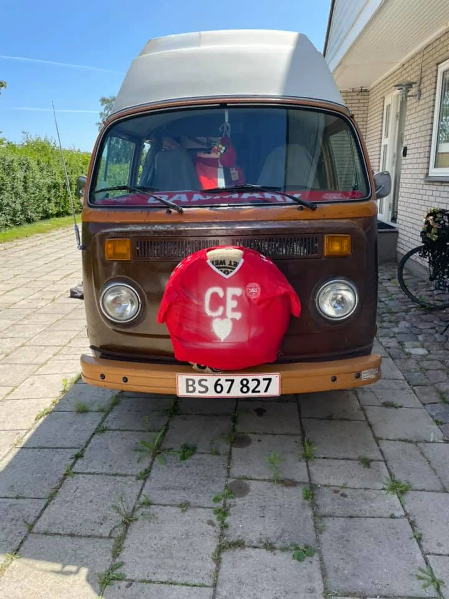 Jan Leth har udsmykket sin bus til ære for Christian Eriksen.