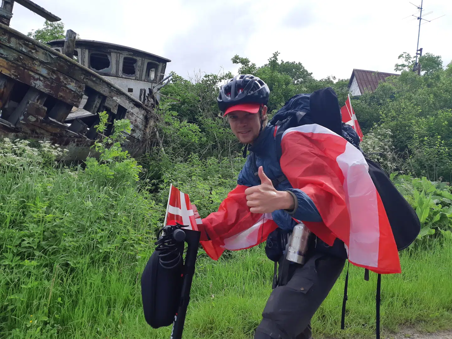 På løbehjul med dannebrog.