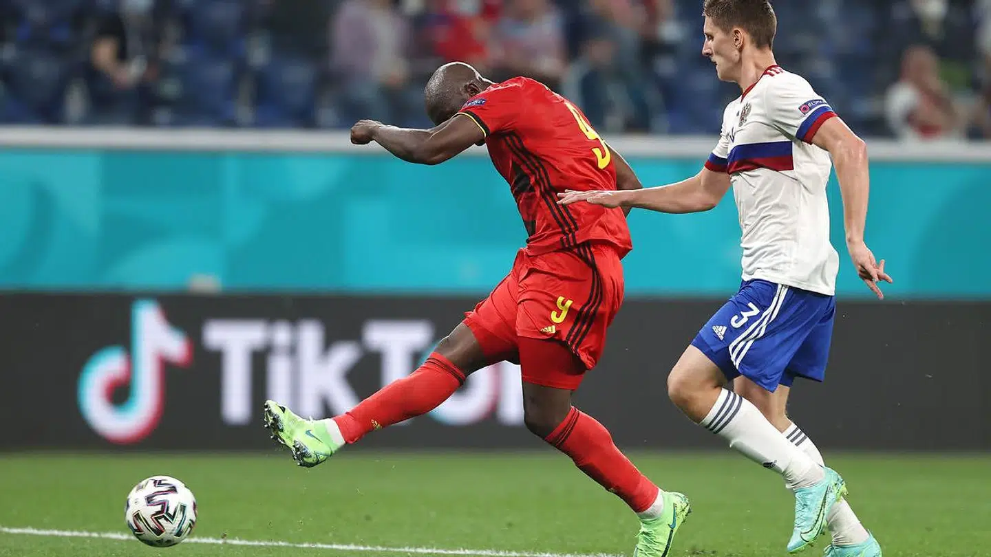 Den belgiske superstjerne Romelu Lukaku foran et TikTok-banner.