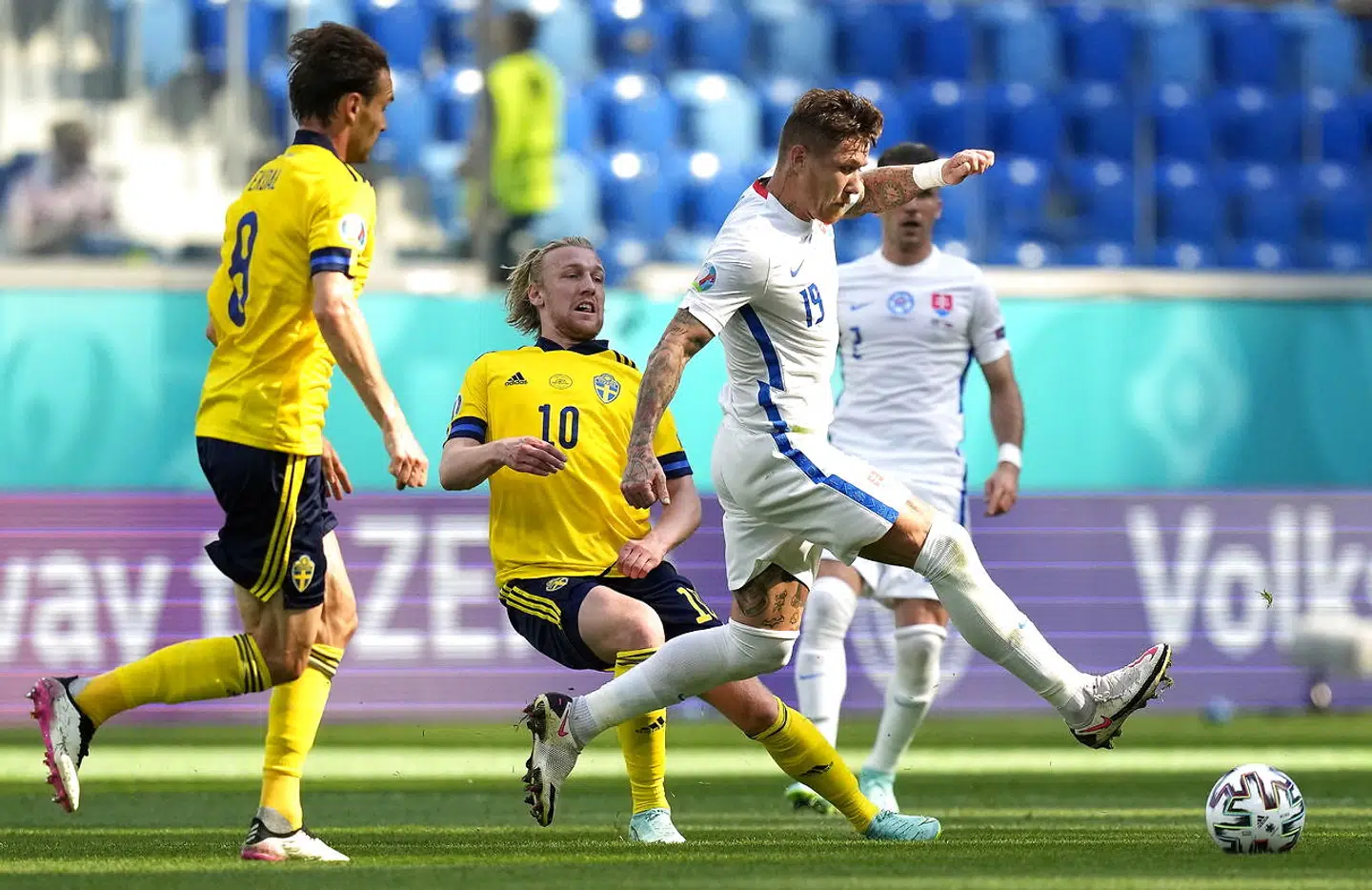epa09282629 Emil Forsberg (C) of Sweden in action against Juraj Kucka (R) of Slovakia during the UEFA EURO 2020 group E preliminary round soccer match between Sweden and Slovakia in St.Petersburg, Russia, 18 June 2021. EPA/Dmitry Lovetsky / POOL (RESTRICTIONS: For editorial news reporting purposes only. Images must appear as still images and must not emulate match action video footage. Photographs published in online publications shall have an interval of at least 20 seconds between the posting.)