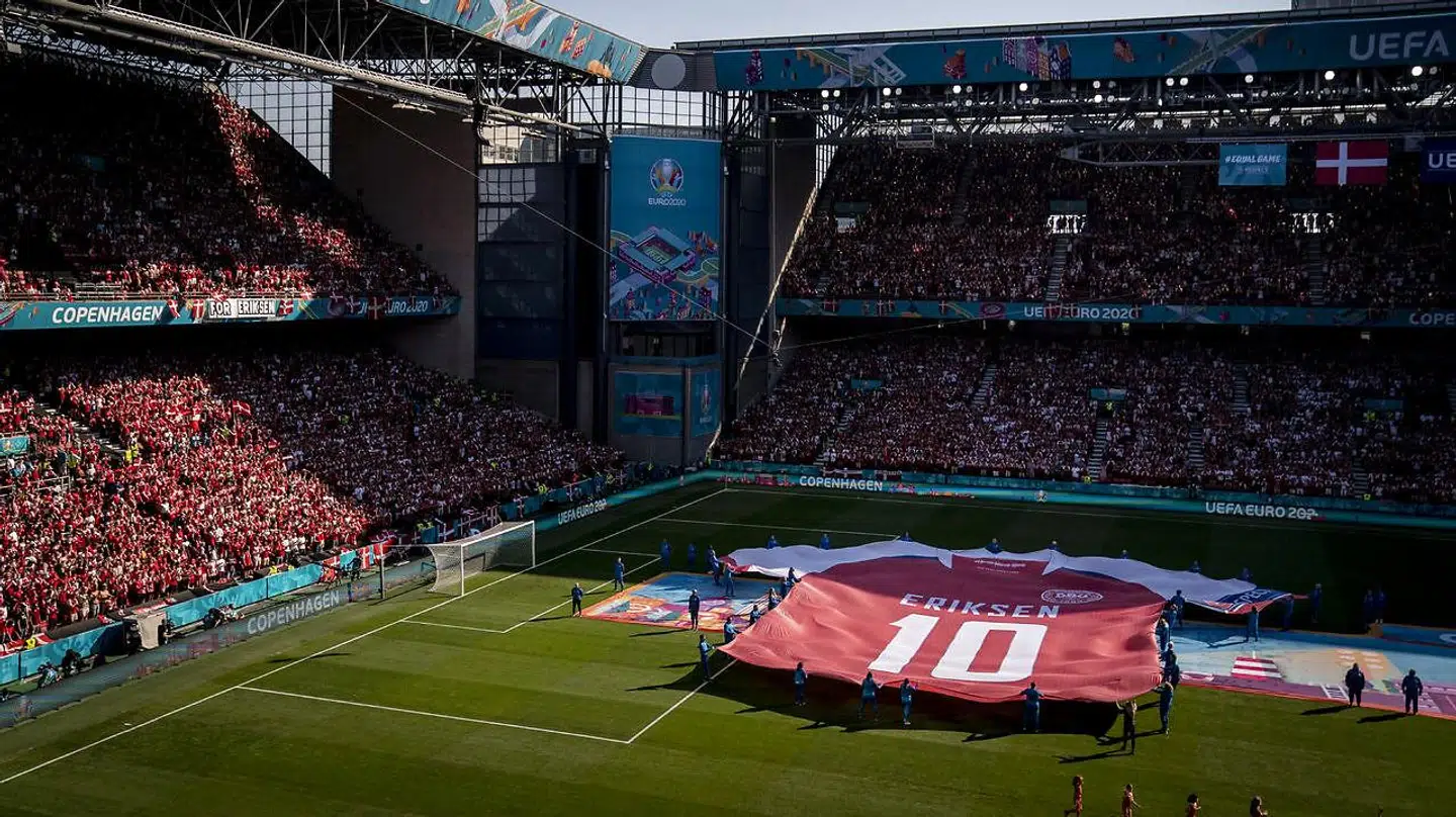 Eriksen-tifoen inden kampen.