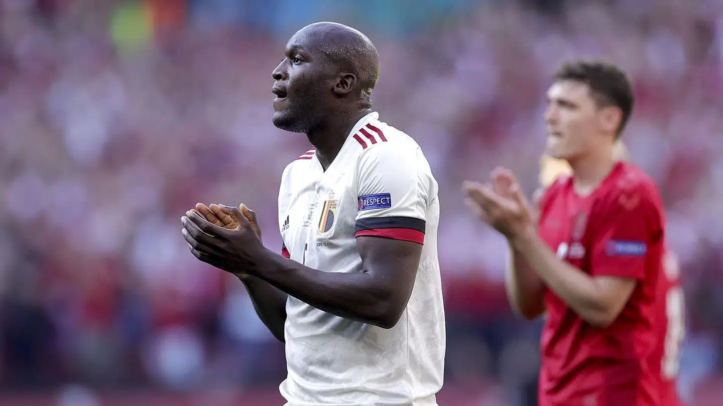 Hele stadion – inklusive spillere – stoppe op efter 10 minutter og begyndte at klappe til ære for Christian Eriksen.