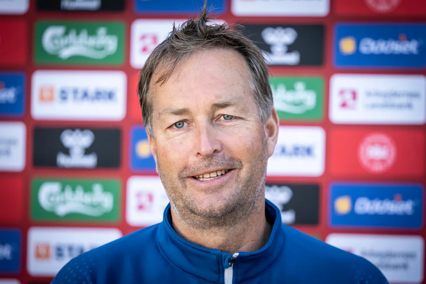 Smilene er så småt tilbage hos Kasper Hjulmand og landsholdet efter lørdagens traumatiske hændelse.