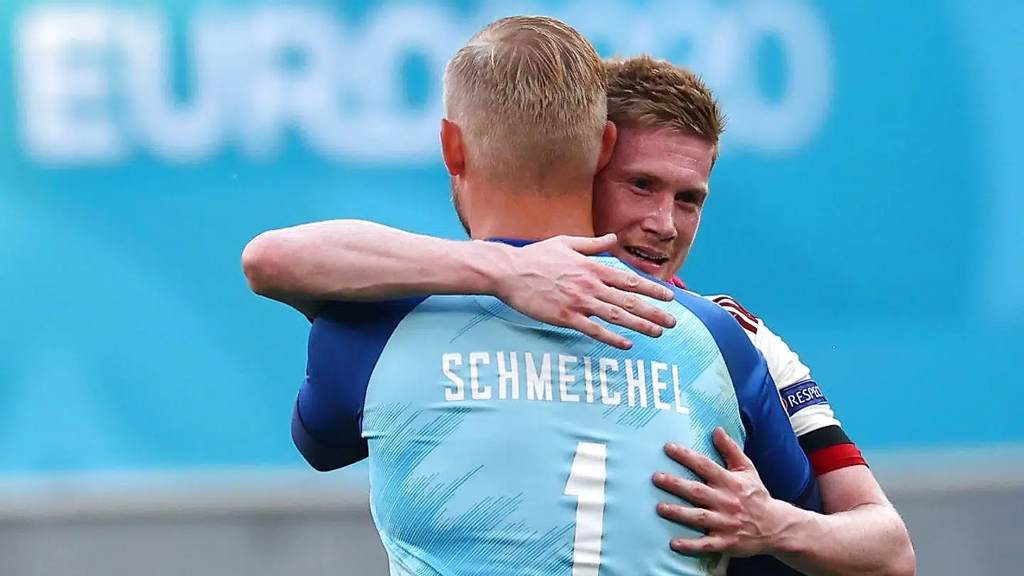Kasper Schmeichel og Kevin De Bryune i et kram efter kampen torsdag aften.