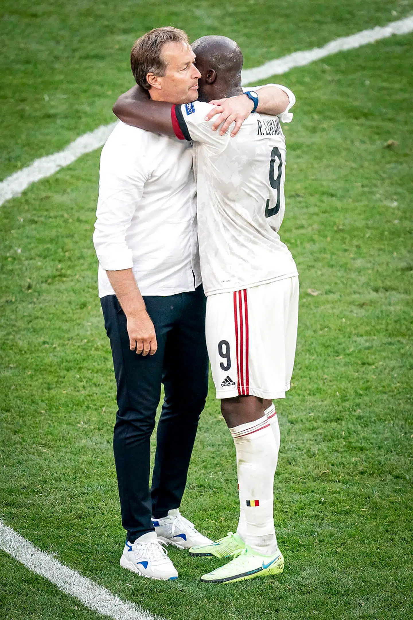 Danmarks landstræner Kasper Hjulmand og Romelu Lukaku efter kampen mellem Danmark og Belgien i gruppe B under EURO2020 i Parken i København, torsdag den 17. juni 2021.. (Foto: Mads Claus Rasmussen/Ritzau Scanpix)