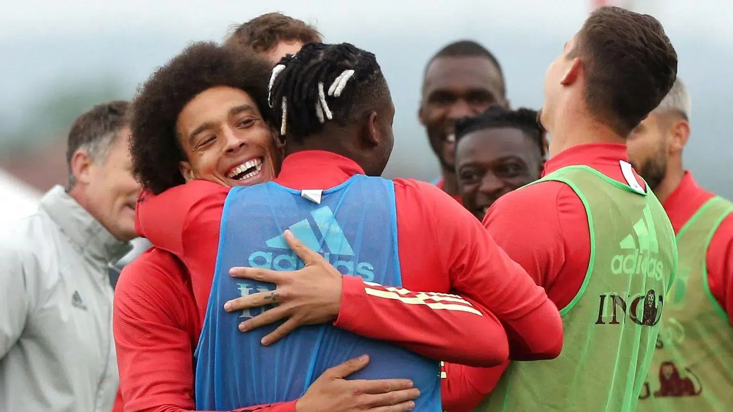 Axel Witsel i et kram.