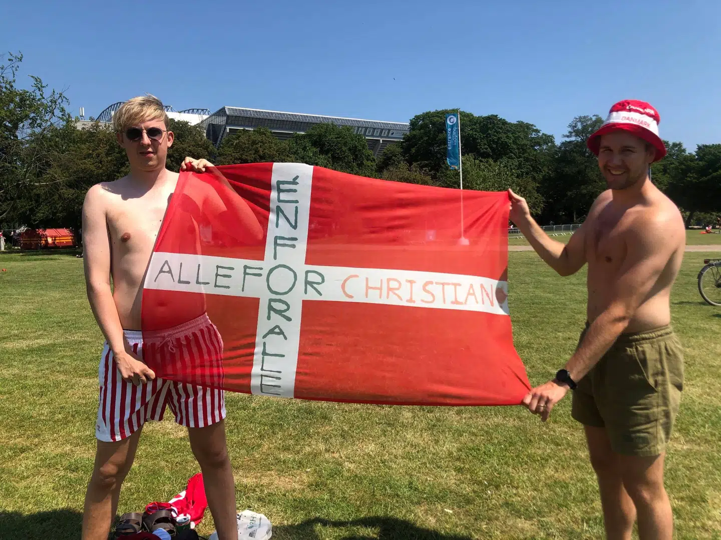 Der varmes op til braget mellem Danmark og Belgien i Fælledparken her til eftermiddag. Martin Kring (tv.) har forberedt et flag.
