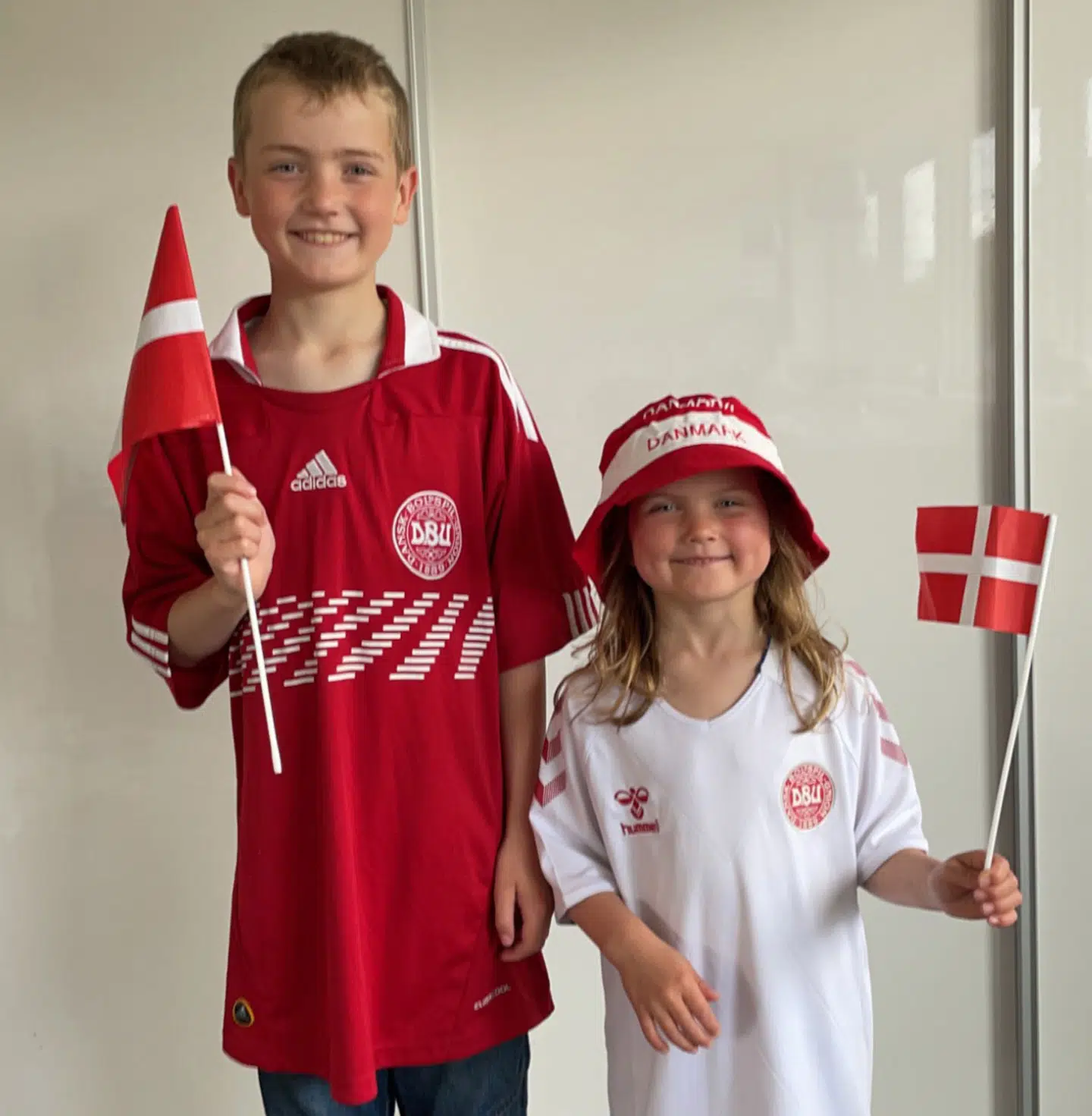 Annine Johansens børn flager for Danmark.