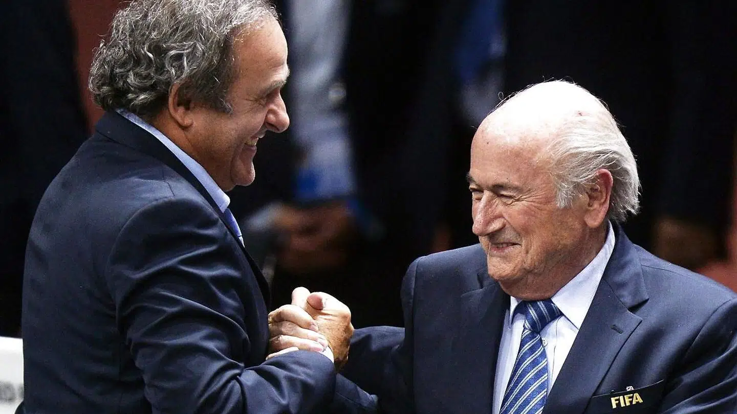Den tidligere franske UEFA-præsident Michel Platini (tv) og den tidligere FIFA-præsident Sepp Blatter kunne grine højt i maj 2015, da Blatter blev genvalgt. Senere på året forstummede grinet.