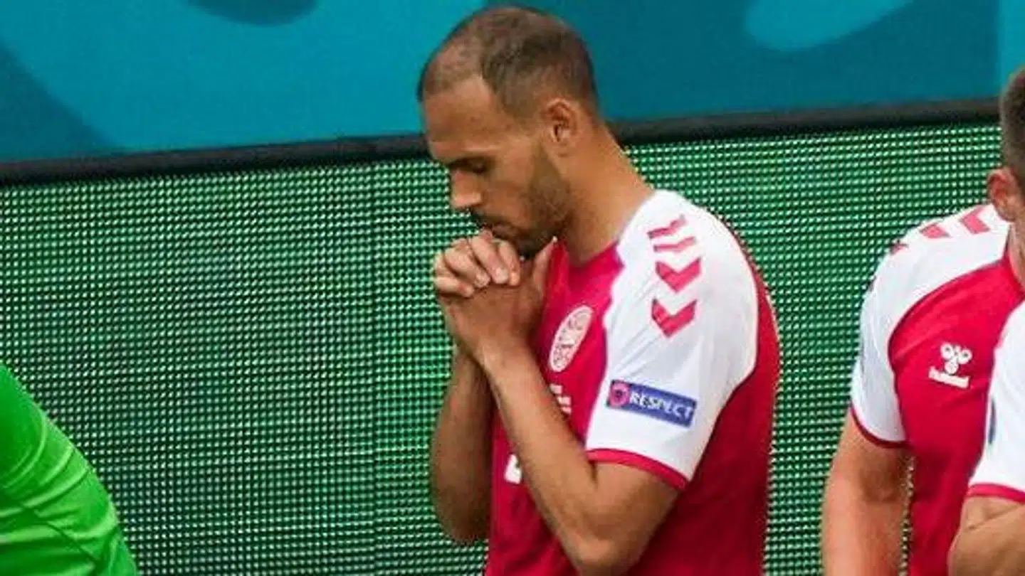 Martin Braithwaite i bøn for Christian Eriksen i lørdagens EM-kamp mod Finland.