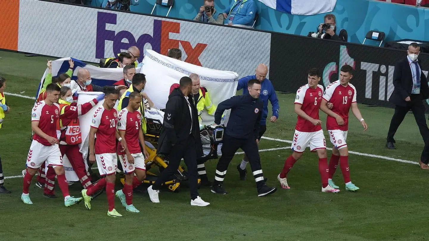 Christian Eriksen blev fragtet ud af Parken omringet af sine holdkammerater.