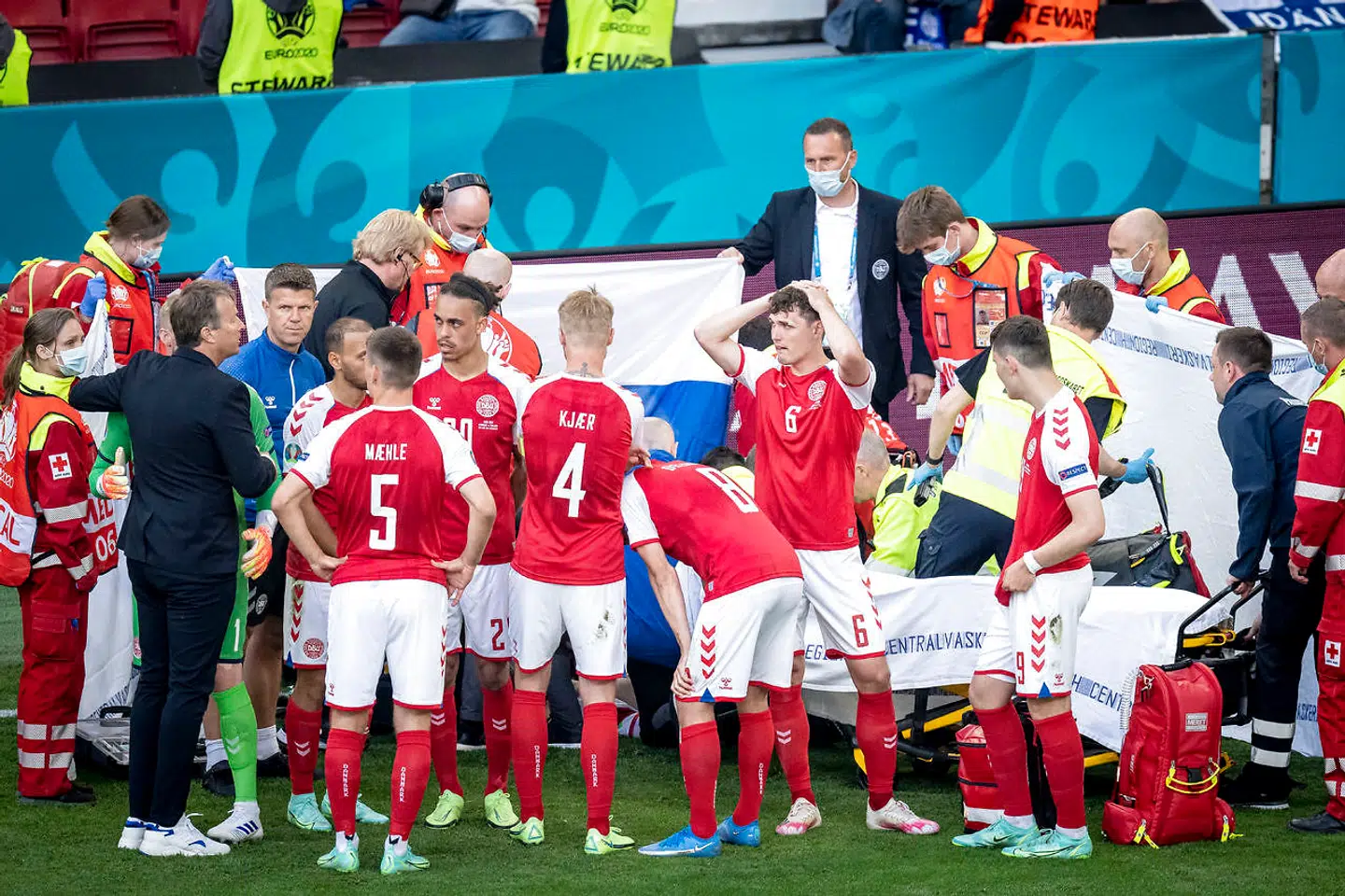 Eriksen blev kørt ud efter at have fået hjertemassage.