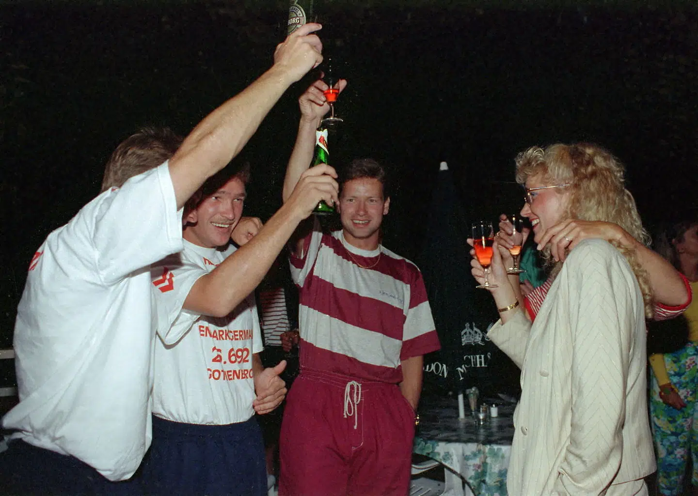 John Sivebæk (i midten i rød) efter finale-sejren over Tyskland.