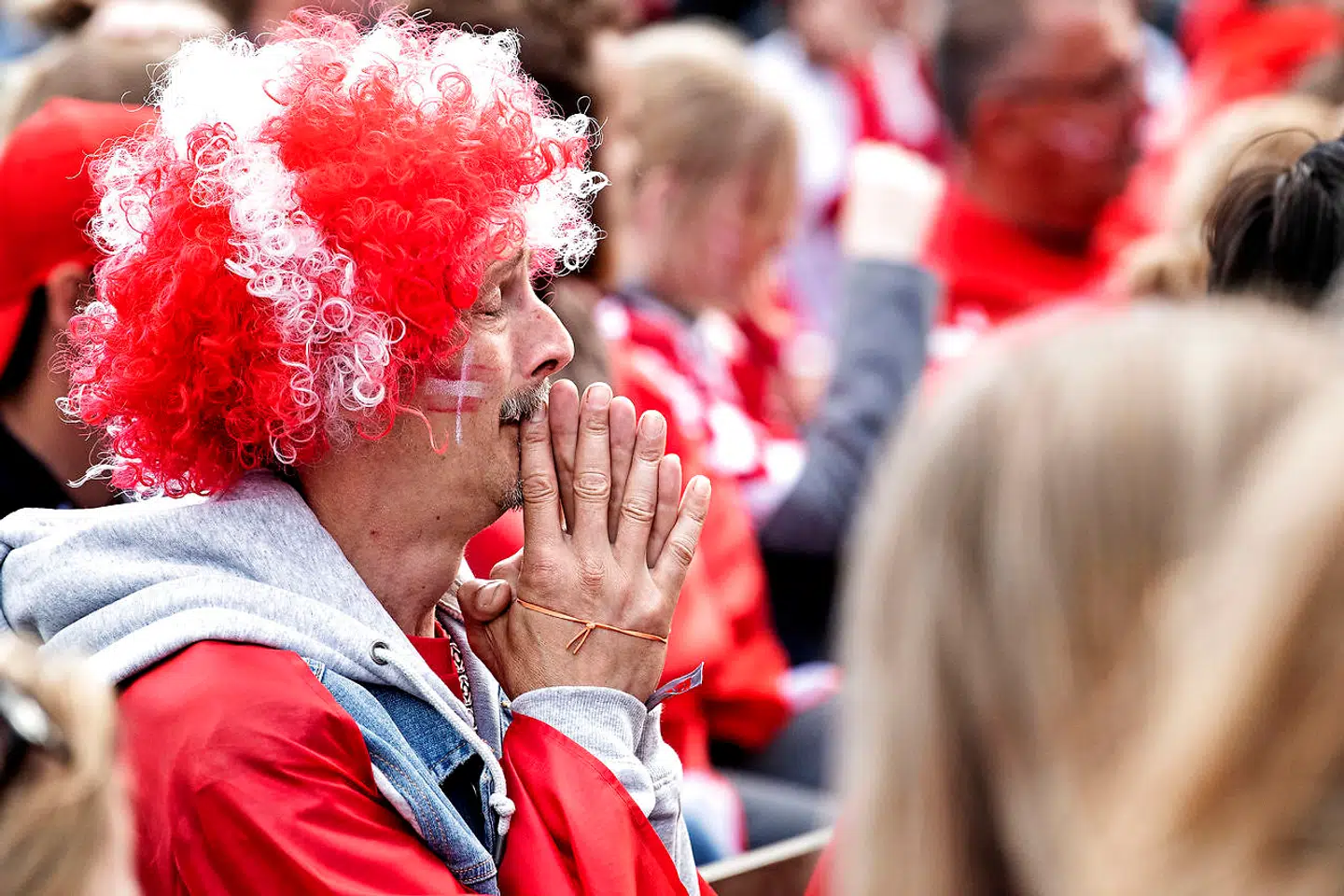 En dansk roligan er chokeret, efter Christian Eriksen er faldet om med hjertestop under kampen mod Finland lørdag aften.