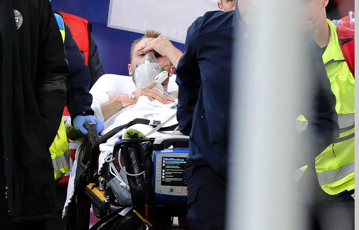 Eriksen var vågen, da han blev kørt ud til ambulancen.