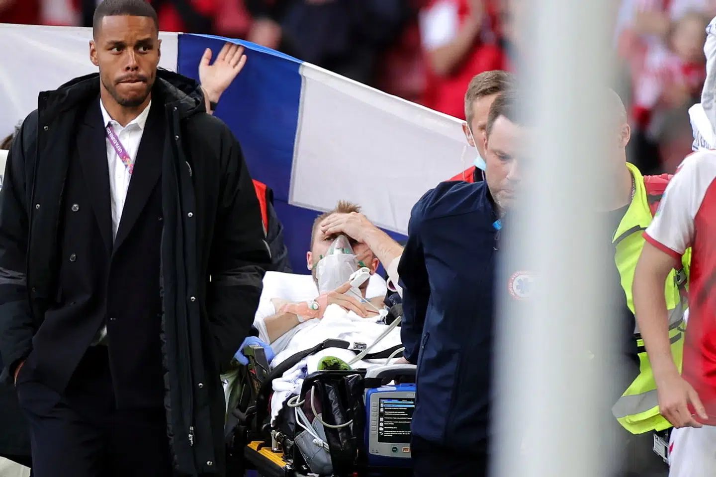 Christian Eriksen er vågnet og bæres fra banen.
