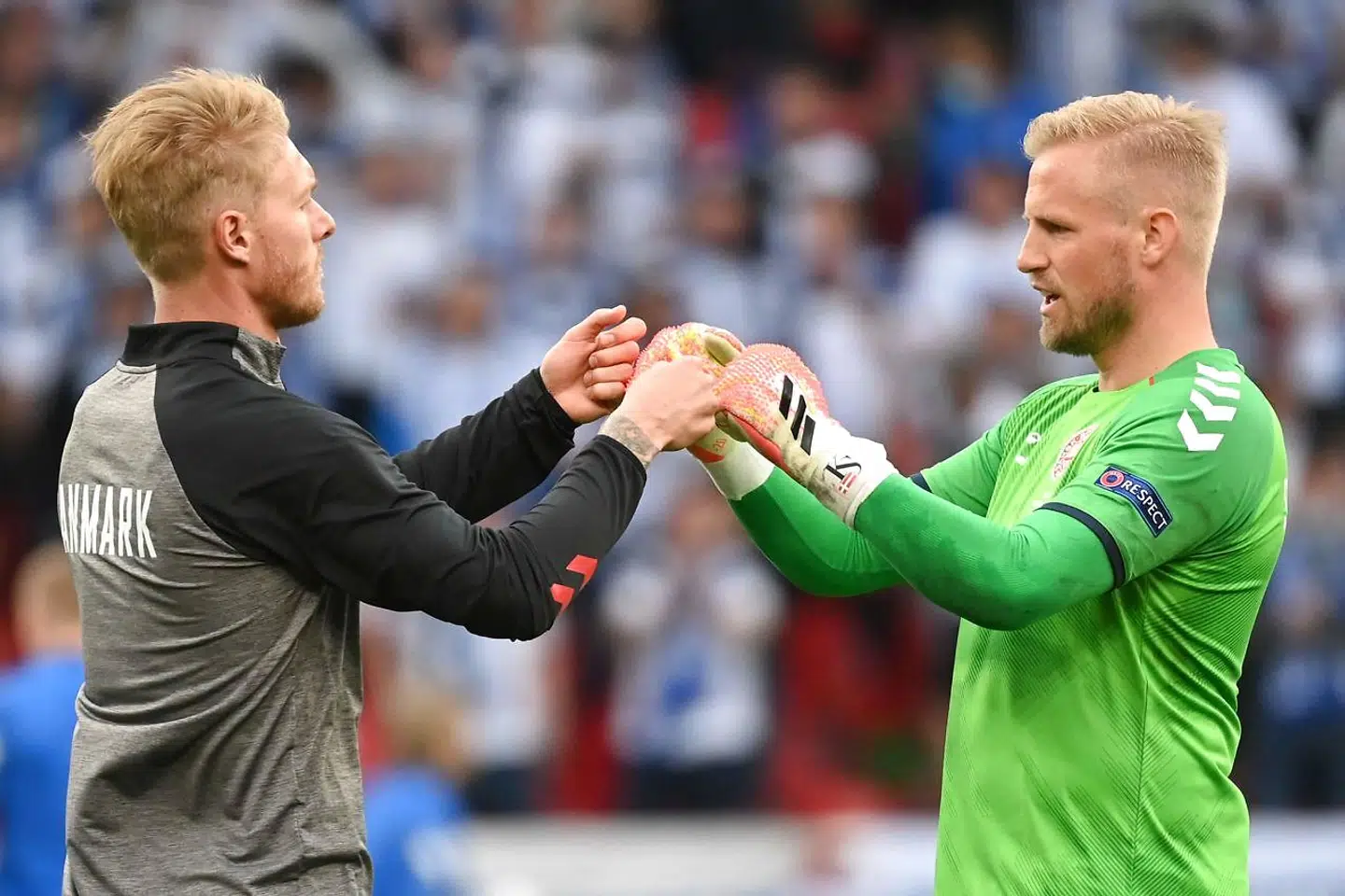 Simon Kjær og Kasper Schmeichel på banen.