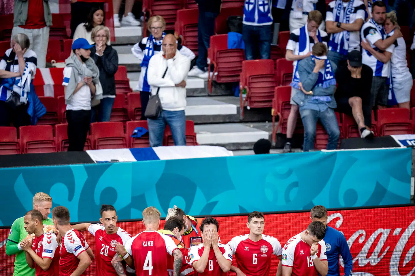 Danmarks Christian Eriksen får behandling imens at danske spillere skærmer for ham og mens fans ser til i baggrunden under kampen mellem Danmark og Finland i gruppe B under EURO2020 i Parken i København, lørdag den 12. juni 2021.. (Foto: Mads Claus Rasmussen/Ritzau Scanpix)
