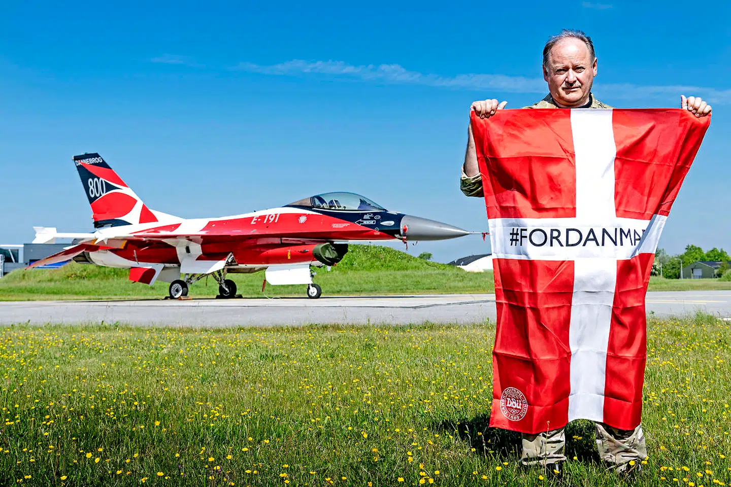 Bjørn, Crew Chief, Fighter Wing Skrydstrup har ansvaret for Danmarks nok dyreste dannebrogsflag, F-16 jageren Dannebrog, der sin tid kostede i omegnen af 150 millioner.