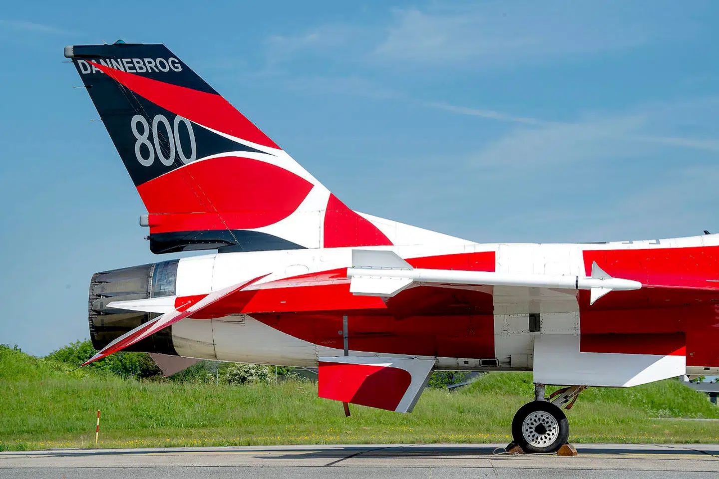 Danmarks nok dyreste dannebrogsflag, F-16 jageren Dannebrog på Fighter Wing Skrydstrup, der sin tid kostede i omegnen af 150 millioner.