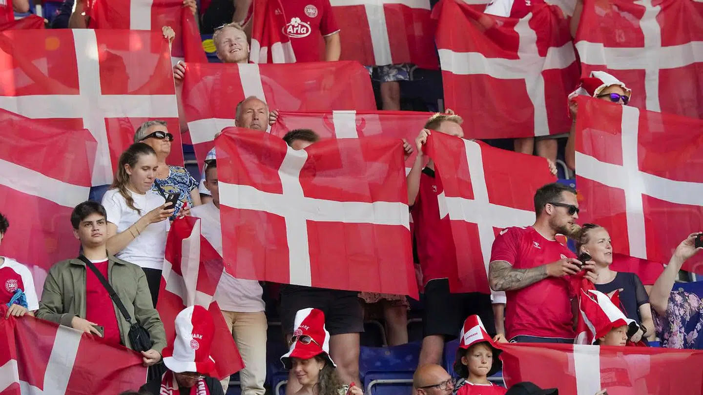Parken bliver klædt i rødt og hvidt.