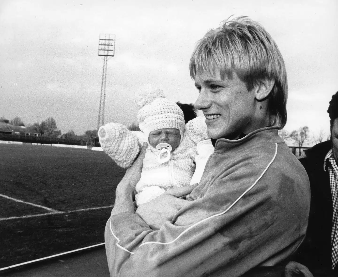 Peter Schmeichel med søn Kasper. Her på Hvidovre Stadion efter Peter Schmeichels sidste kamp for Hvidovre, hvor han blev kåret som årets spiller i klubben i november 1986.