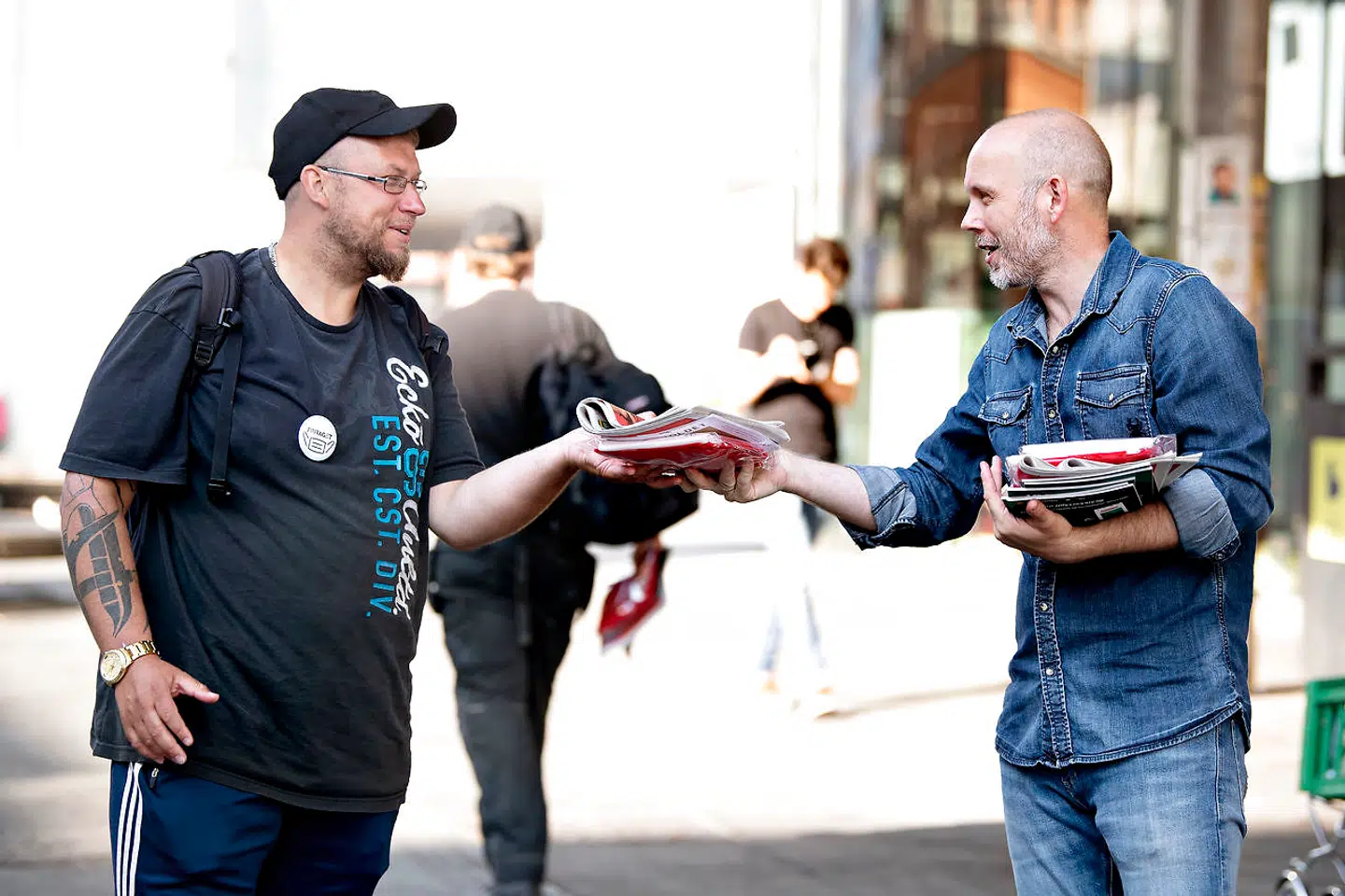 B.T. og DBU uddeler flag og aviser til danskerne fredag morgen d. 11. juni 2021.
