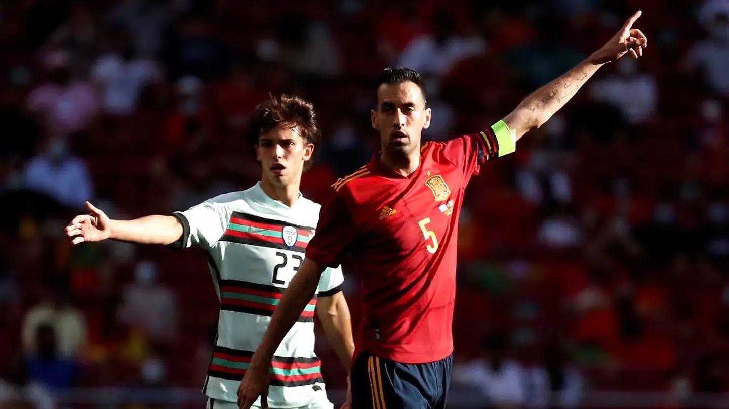 Barcelona-stjernen Sergio Busquets (th.).