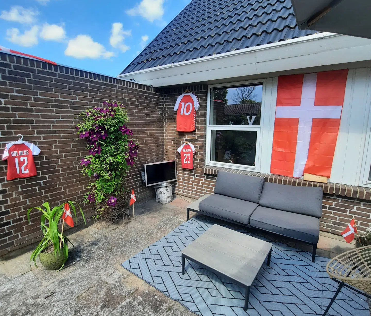 På Johannes Rasmussens' terasse er EM-stemningen helt i top.