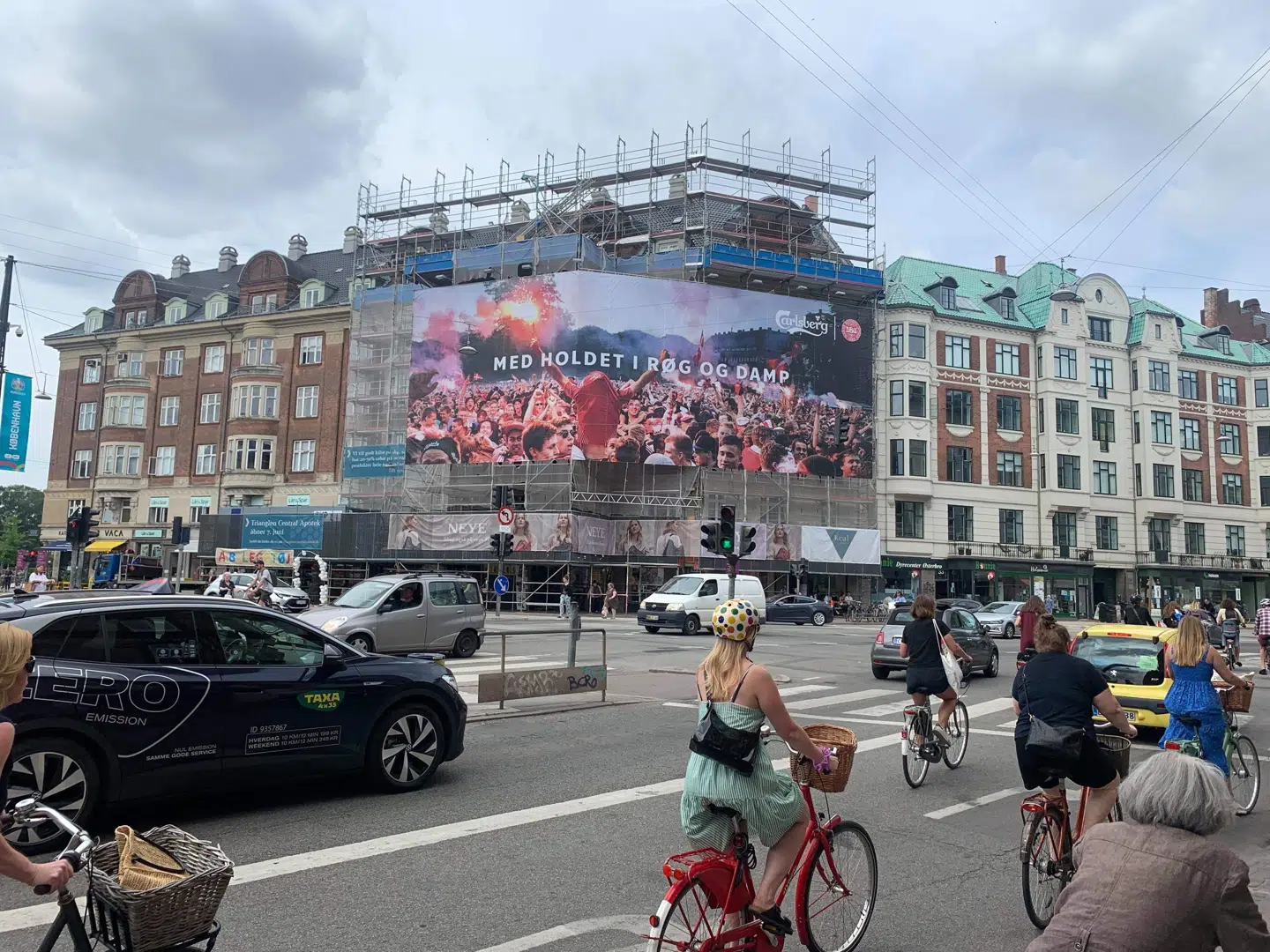 Banneret helt tæt på.