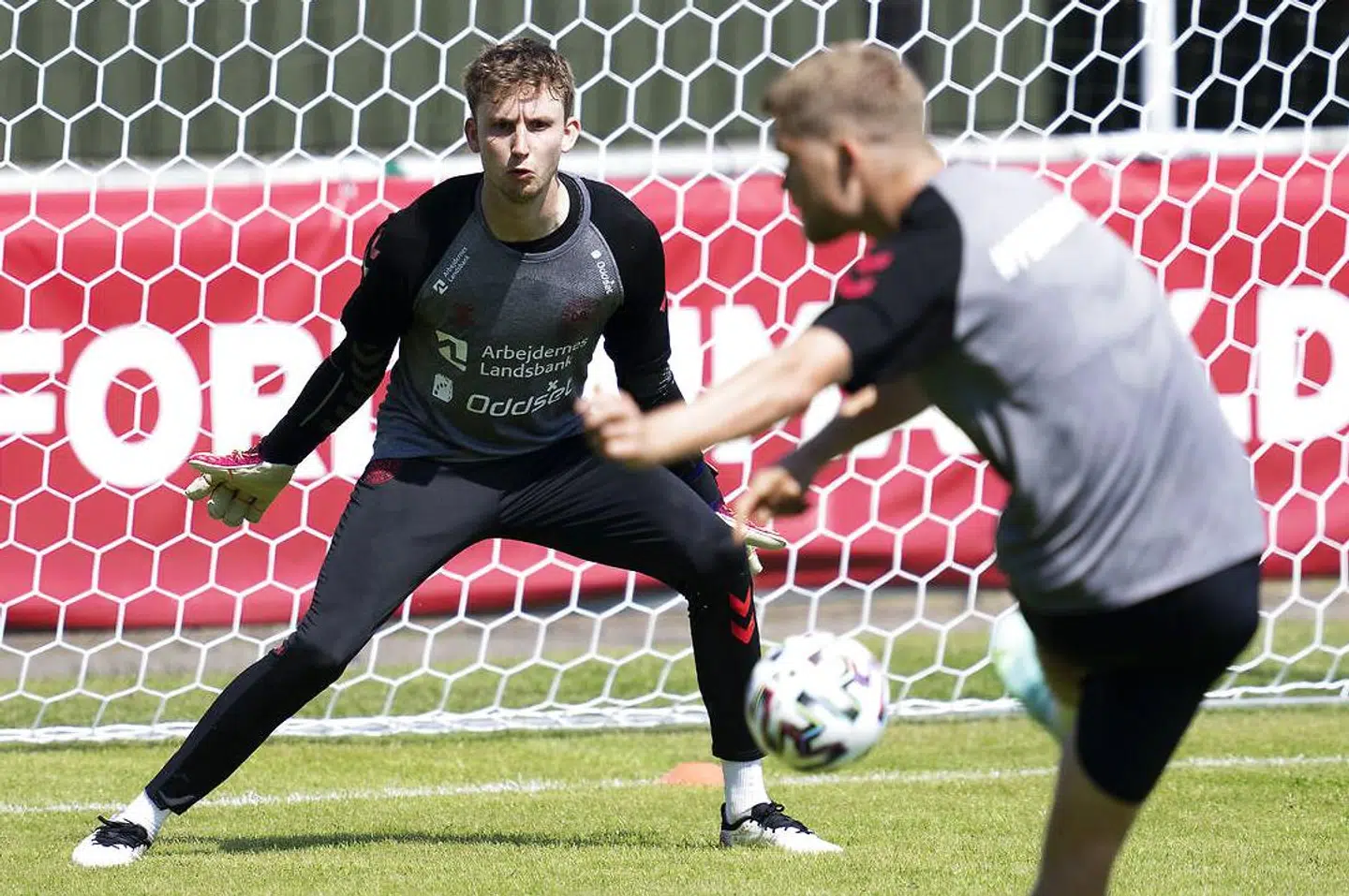Frederik Rønnow og Andreas Cornelius. EM-landsholdet træner på Helsingør Stadion fredag den 4 juni 2021.. (Foto: Claus Bech/Ritzau Scanpix)