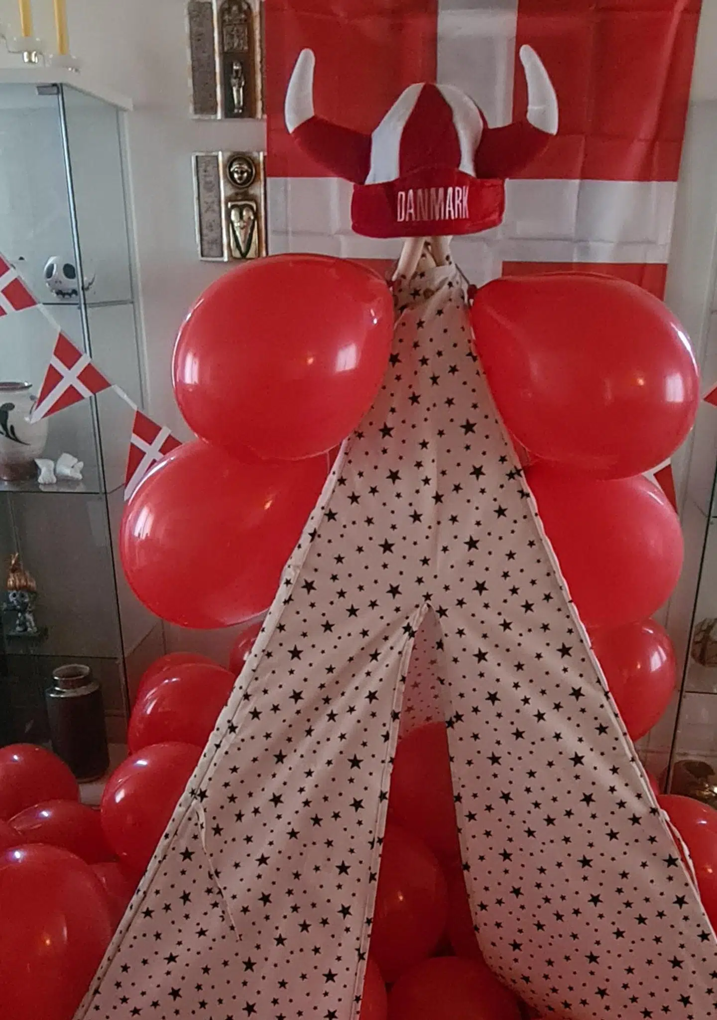 Der er pyntet op med masser af balloner.