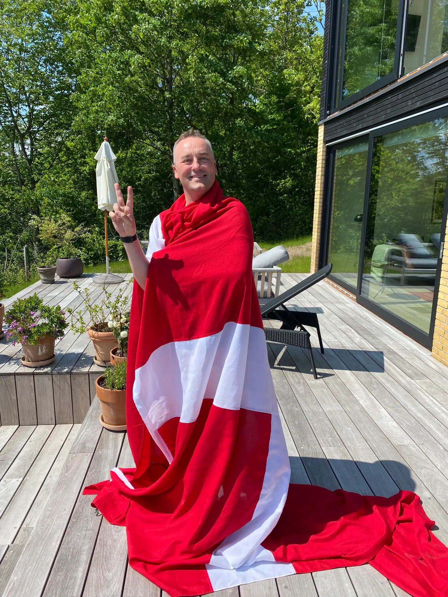 Peter Ingemann flager for Danmark.