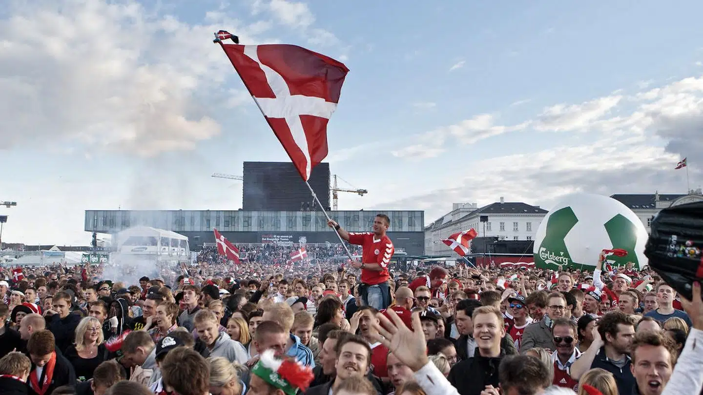 Fans ser EM kampen mellen Danmark - Portugal på storskærm på Ofelia Beach i 2012.