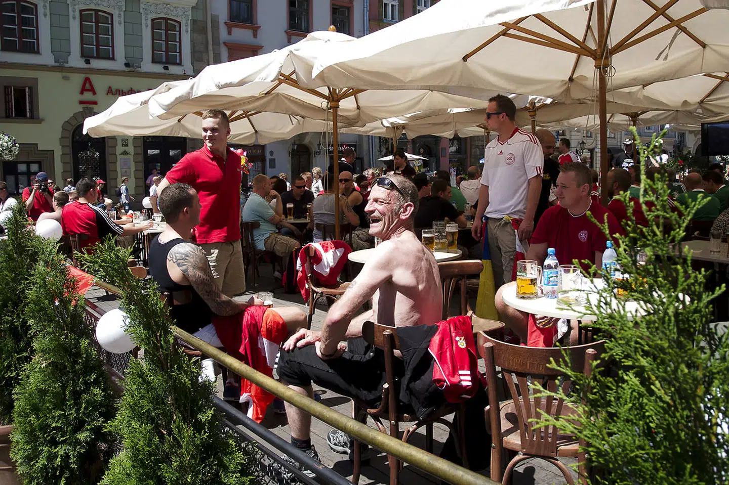 Arkivfoto: EM fodbold 2012, Danmark - Tyskland (1-2). Danske fans før EM-kampen Danmark vs Tyskland søndag d. 17. juni 2012. Her de danske fans på bar. (Foto: Claus Bech/Scanpix 2012)