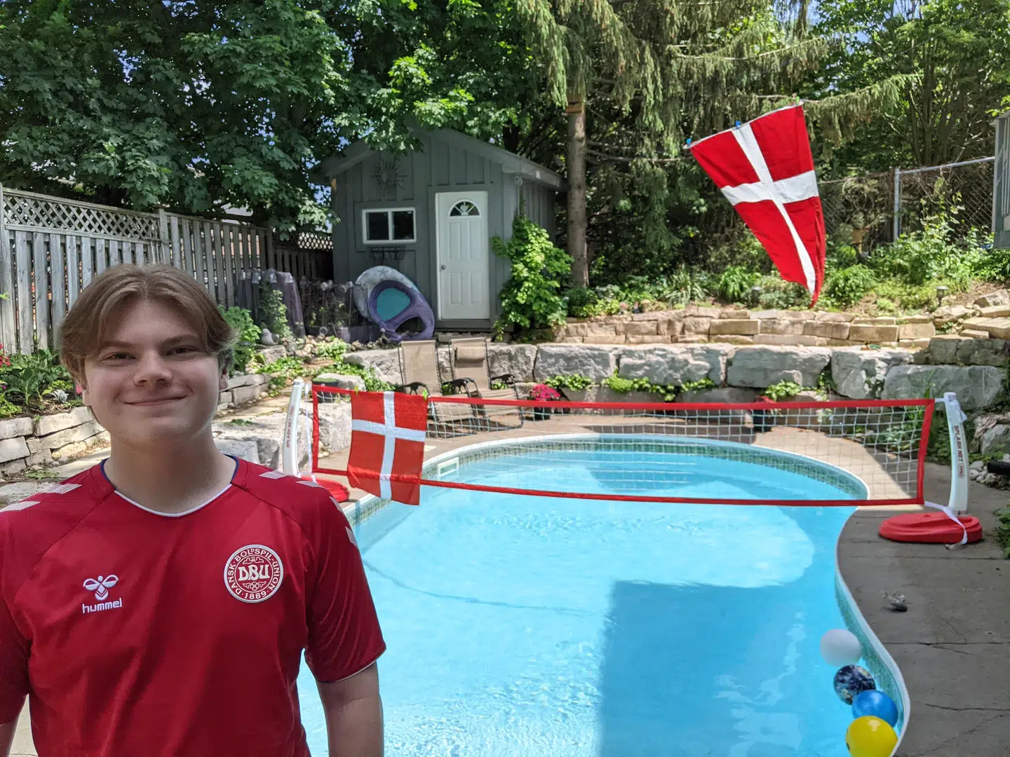 Thomas Laustsen i Ontario, Canada, flager for Danmark.