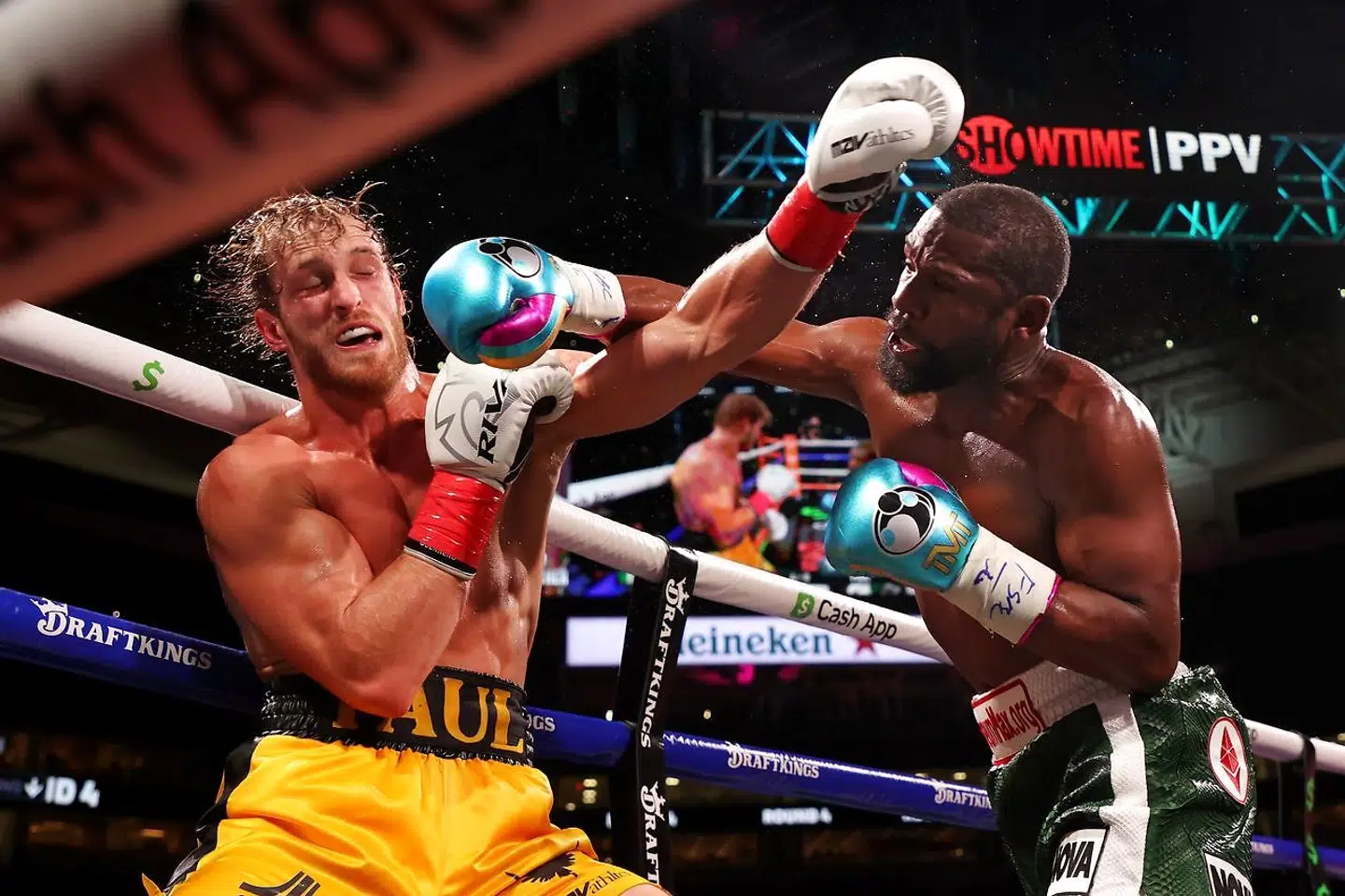 MIAMI GARDENS, FLORIDA - JUNE 06: Floyd Mayweather (R) exchanges blows with Logan Paul during their contracted exhibition boxing match at Hard Rock Stadium on June 06, 2021 in Miami Gardens, Florida. Cliff Hawkins/Getty Images/AFP == FOR NEWSPAPERS, INTERNET, TELCOS & TELEVISION USE ONLY ==