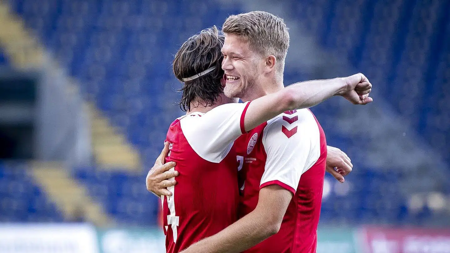 Andreas Cornelius (th.) jubler med Mathias Jensen efter sin 2-0-scoring.